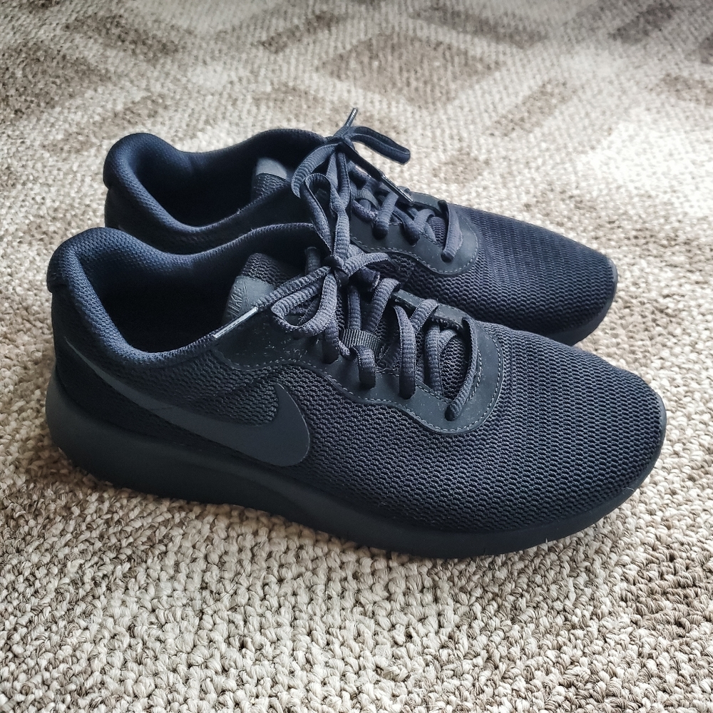 Black Nike Tanjun Tennis Shoes
